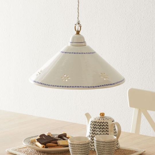 mediteran modra vzorovana zavesna lampa rustikalna keramika rucne elegantne malovana dierovana klasicke osvetlenie nastavitelna vyska taliansky toskansky styl vintage vzor kuchyna jedalen obyvacka modra.jpg